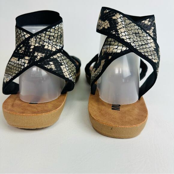 Mukluks Womens Ankle Strap Sandals Snake Skin Flats Black Shoes Size 10 - Picture 8 of 9